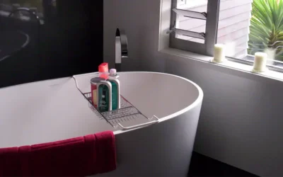 Im więcej, tym lepiej. Jak zaaranżować dużą łazienkę?